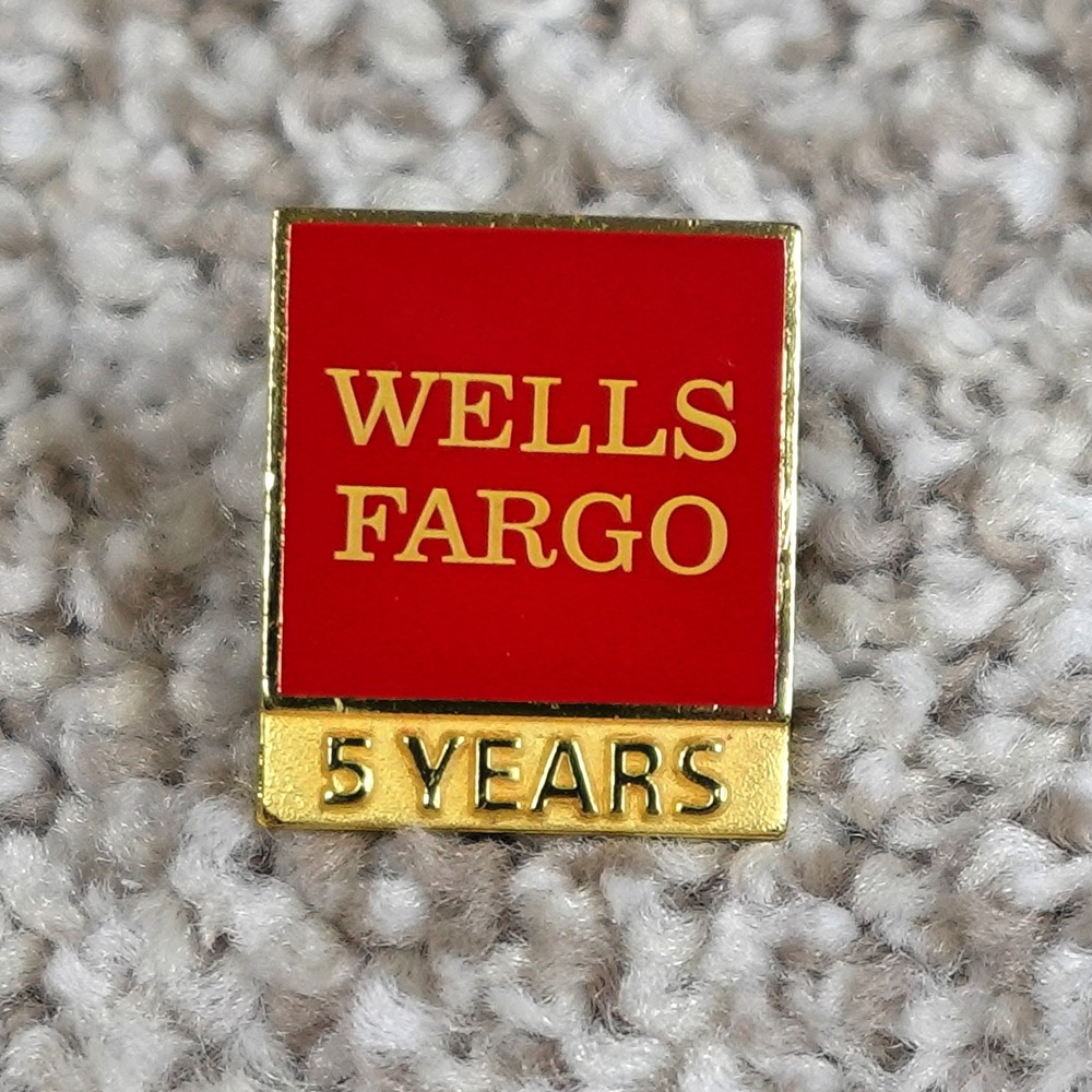 Wells Fargo 5 Years Service Award‎ Lapel Pin Red Enamel Gold Tone Bank Employee